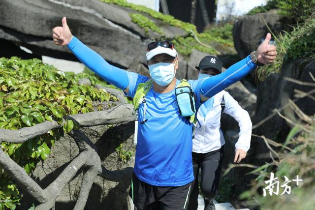 4月28日“深圳十峰”全民健身登山活動(dòng)啟動(dòng)儀式在鵬城第一峰梧桐山舉行。經(jīng)過近一個(gè)月的宣傳預(yù)熱，“深圳十峰”終于拉開序幕，正式亮相。
