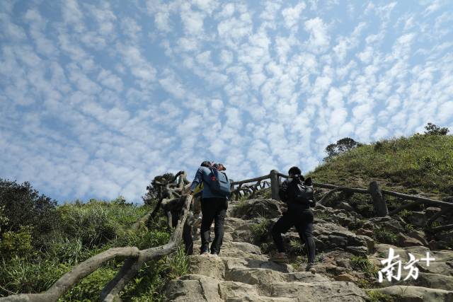 4月28日“深圳十峰”全民健身登山活動(dòng)啟動(dòng)儀式在鵬城第一峰梧桐山舉行。經(jīng)過近一個(gè)月的宣傳預(yù)熱，“深圳十峰”終于拉開序幕，正式亮相。